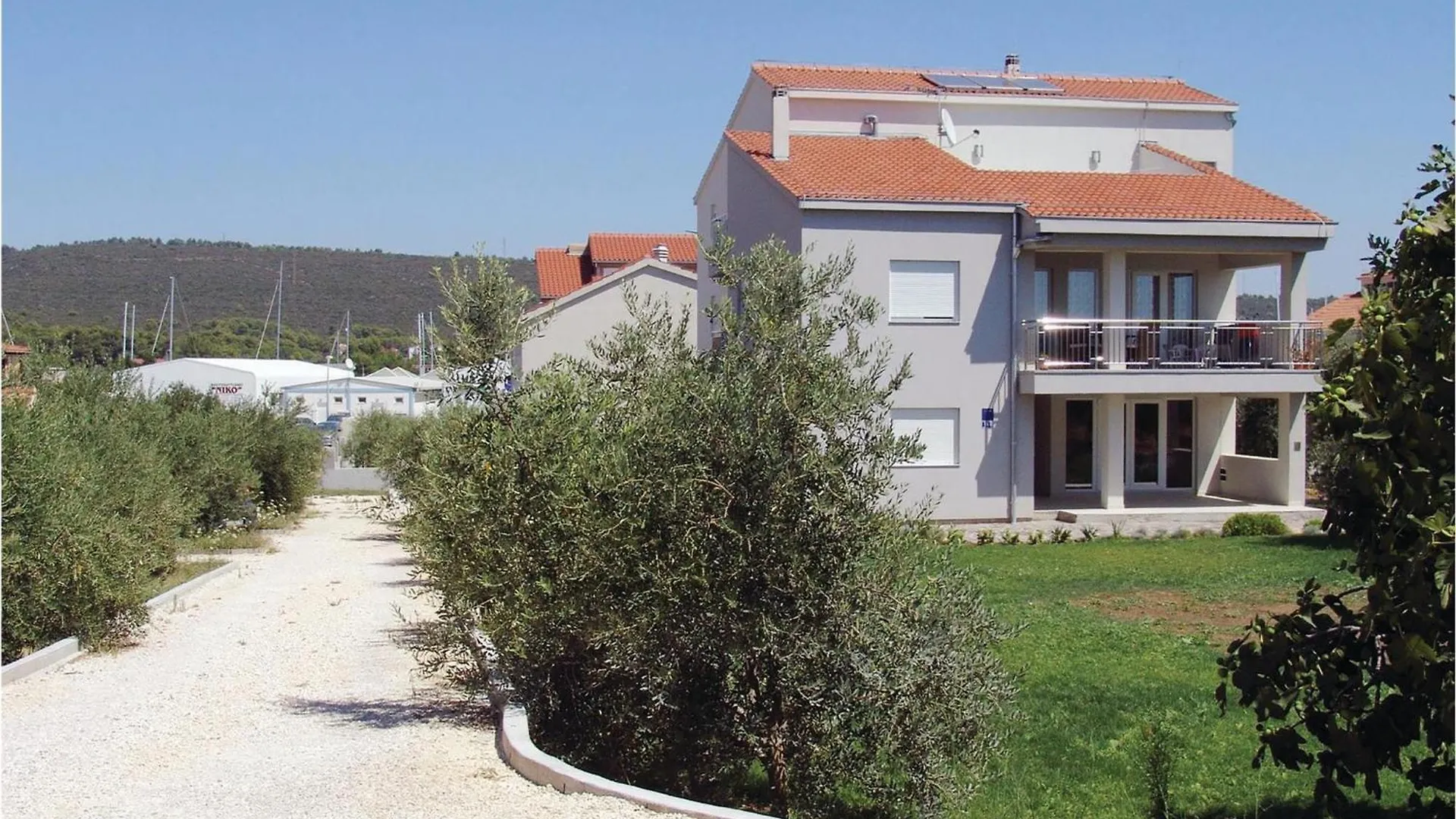 1 Bedroom Cozy Apartment In Bibinje
